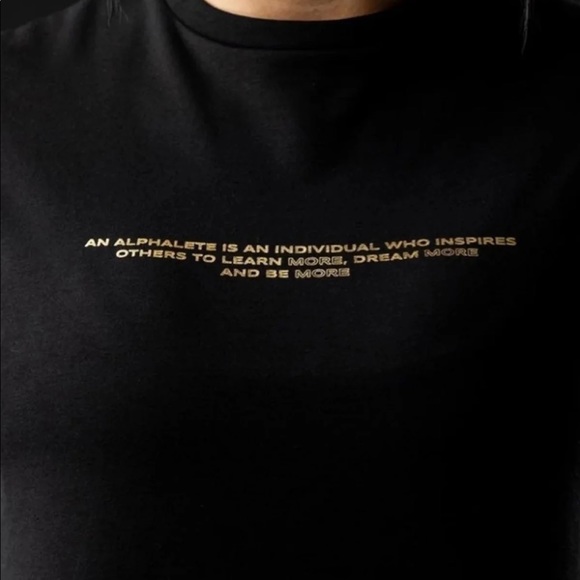 Legacy Oversized Long Sleeve Crop Gold
Signature - Picture 4 of 8